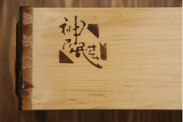 中古　神居民芸家具　天板リメイク・ヒノキ天板　シックなお部屋におすすめなサイドボード(収納棚、戸棚、サイドキャビネット、食器棚)(R-066495)