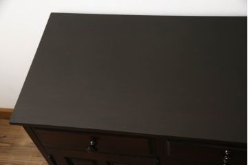 中古　神居民芸家具　天板リメイク・ヒノキ天板　シックなお部屋におすすめなサイドボード(収納棚、戸棚、サイドキャビネット、食器棚)(R-066495)