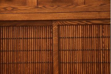 中古　楡(ニレ)材　総無垢材　美しい木目と品のある佇まいが魅力の重ね水屋箪笥(収納箪笥、戸棚、収納棚、食器棚)(R-066505)