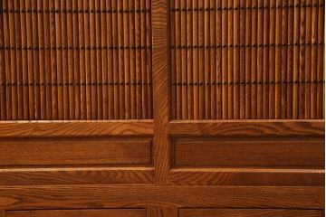 中古　楡(ニレ)材　総無垢材　美しい木目と品のある佇まいが魅力の重ね水屋箪笥(収納箪笥、戸棚、収納棚、食器棚)(R-066505)