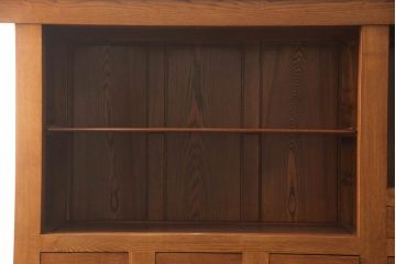 中古　楡(ニレ)材　総無垢材　美しい木目と品のある佇まいが魅力の水屋箪笥サイドボード(引き出し、収納棚、戸棚、食器棚)(R-066506)