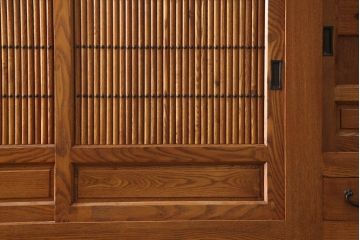 中古　楡(ニレ)材　総無垢材　美しい木目と品のある佇まいが魅力の水屋箪笥サイドボード(引き出し、収納棚、戸棚、食器棚)(R-066506)