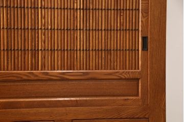 中古　楡(ニレ)材　総無垢材　美しい木目と品のある佇まいが魅力の水屋箪笥サイドボード(引き出し、収納棚、戸棚、食器棚)(R-066507)