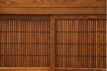 中古　楡(ニレ)材　総無垢材　美しい木目と品のある佇まいが魅力の水屋箪笥サイドボード(引き出し、収納棚、戸棚、食器棚)(R-066507)