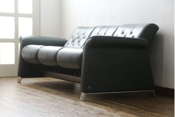 中古　ノルウェー製　ほぼ未使用の極美品!!　EKORNES(エコーネス)　ストレスレス(Stressless)　メトロポリタン　大人の贅沢なくつろぎ空間を演出する三人掛けソファ(アームソファ、3人掛け、3P、トリプルソファ、ロッキング機能、北欧)(定価約55万円)(R-066508)