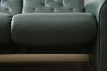 中古　ノルウェー製　ほぼ未使用の極美品!!　EKORNES(エコーネス)　ストレスレス(Stressless)　メトロポリタン　大人の贅沢なくつろぎ空間を演出する三人掛けソファ(アームソファ、3人掛け、3P、トリプルソファ、ロッキング機能、北欧)(定価約55万円)(R-066508)