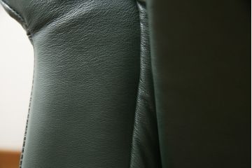 中古　ノルウェー製　ほぼ未使用の極美品!!　EKORNES(エコーネス)　ストレスレス(Stressless)　メトロポリタン　大人の贅沢なくつろぎ空間を演出する三人掛けソファ(アームソファ、3人掛け、3P、トリプルソファ、ロッキング機能、北欧)(定価約55万円)(R-066508)
