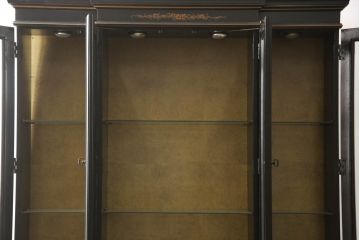 中古　ETHAN ALLEN(イーセンアーレン)　シノワズリ様式　高級感溢れる佇まいが格調高い空間を演出する照明付きガラスキャビネット(飾り棚、ガラスケース、キュリオケース、収納棚、戸棚)(R-066510)
