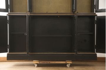 中古　ETHAN ALLEN(イーセンアーレン)　シノワズリ様式　高級感溢れる佇まいが格調高い空間を演出する照明付きガラスキャビネット(飾り棚、ガラスケース、キュリオケース、収納棚、戸棚)(R-066510)