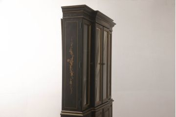 中古　ETHAN ALLEN(イーセンアーレン)　シノワズリ様式　高級感溢れる佇まいが格調高い空間を演出する照明付きガラスキャビネット(飾り棚、ガラスケース、キュリオケース、収納棚、戸棚)(R-066510)