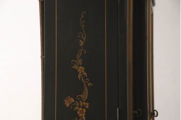 中古　ETHAN ALLEN(イーセンアーレン)　シノワズリ様式　高級感溢れる佇まいが格調高い空間を演出する照明付きガラスキャビネット(飾り棚、ガラスケース、キュリオケース、収納棚、戸棚)(R-066510)