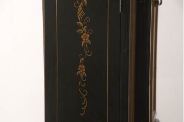 中古　ETHAN ALLEN(イーセンアーレン)　シノワズリ様式　高級感溢れる佇まいが格調高い空間を演出する照明付きガラスキャビネット(飾り棚、ガラスケース、キュリオケース、収納棚、戸棚)(R-066510)