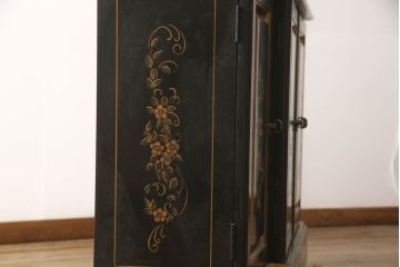 中古　ETHAN ALLEN(イーセンアーレン)　シノワズリ様式　高級感溢れる佇まいが格調高い空間を演出する照明付きガラスキャビネット(飾り棚、ガラスケース、キュリオケース、収納棚、戸棚)(R-066510)