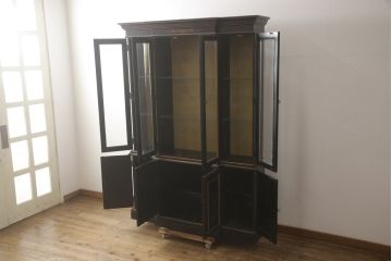 中古　ETHAN ALLEN(イーセンアーレン)　シノワズリ様式　高級感溢れる佇まいが格調高い空間を演出する照明付きガラスキャビネット(飾り棚、ガラスケース、キュリオケース、収納棚、戸棚)(R-066510)