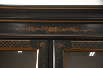 中古　ETHAN ALLEN(イーセンアーレン)　シノワズリ様式　高級感溢れる佇まいが格調高い空間を演出する照明付きガラスキャビネット(飾り棚、ガラスケース、キュリオケース、収納棚、戸棚)(R-066510)