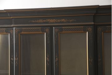 中古　ETHAN ALLEN(イーセンアーレン)　シノワズリ様式　高級感溢れる佇まいが格調高い空間を演出する照明付きガラスキャビネット(飾り棚、ガラスケース、キュリオケース、収納棚、戸棚)(R-066510)