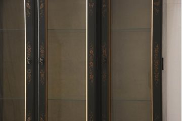中古　ETHAN ALLEN(イーセンアーレン)　シノワズリ様式　高級感溢れる佇まいが格調高い空間を演出する照明付きガラスキャビネット(飾り棚、ガラスケース、キュリオケース、収納棚、戸棚)(R-066510)