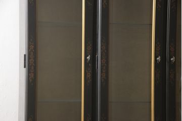 中古　ETHAN ALLEN(イーセンアーレン)　シノワズリ様式　高級感溢れる佇まいが格調高い空間を演出する照明付きガラスキャビネット(飾り棚、ガラスケース、キュリオケース、収納棚、戸棚)(R-066510)