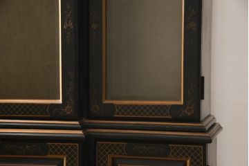 中古　ETHAN ALLEN(イーセンアーレン)　シノワズリ様式　高級感溢れる佇まいが格調高い空間を演出する照明付きガラスキャビネット(飾り棚、ガラスケース、キュリオケース、収納棚、戸棚)(R-066510)