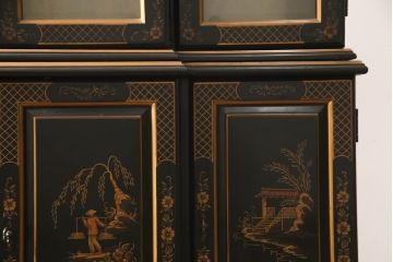 中古　ETHAN ALLEN(イーセンアーレン)　シノワズリ様式　高級感溢れる佇まいが格調高い空間を演出する照明付きガラスキャビネット(飾り棚、ガラスケース、キュリオケース、収納棚、戸棚)(R-066510)