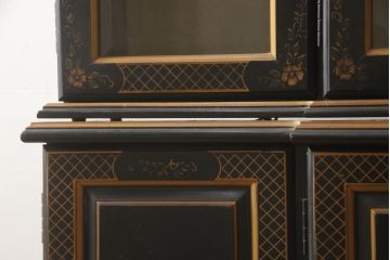 中古　ETHAN ALLEN(イーセンアーレン)　シノワズリ様式　高級感溢れる佇まいが格調高い空間を演出する照明付きガラスキャビネット(飾り棚、ガラスケース、キュリオケース、収納棚、戸棚)(R-066510)