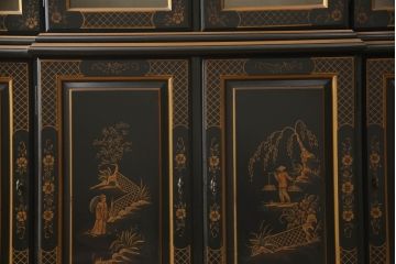 中古　ETHAN ALLEN(イーセンアーレン)　シノワズリ様式　高級感溢れる佇まいが格調高い空間を演出する照明付きガラスキャビネット(飾り棚、ガラスケース、キュリオケース、収納棚、戸棚)(R-066510)