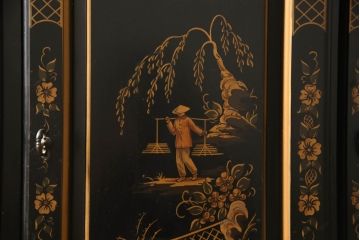 中古　ETHAN ALLEN(イーセンアーレン)　シノワズリ様式　高級感溢れる佇まいが格調高い空間を演出する照明付きガラスキャビネット(飾り棚、ガラスケース、キュリオケース、収納棚、戸棚)(R-066510)