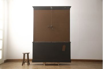 中古　ETHAN ALLEN(イーセンアーレン)　シノワズリ様式　高級感溢れる佇まいが格調高い空間を演出する照明付きガラスキャビネット(飾り棚、ガラスケース、キュリオケース、収納棚、戸棚)(R-066510)