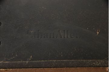 中古　ETHAN ALLEN(イーセンアーレン)　シノワズリ様式　高級感溢れる佇まいが格調高い空間を演出する照明付きガラスキャビネット(飾り棚、ガラスケース、キュリオケース、収納棚、戸棚)(R-066510)