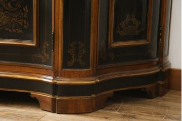 中古　希少!!　DREXEL HERITAGE(ドレクセルヘリテイジ)　シノワズリ様式　優美で華やかな装飾が見事なサイドボード(収納棚、戸棚、サイドキャビネット、コンソールキャビネット、カウンター、中国美術)(R-066514)