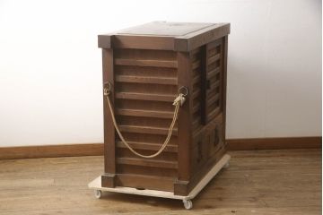 和製アンティーク　総欅(ケヤキ)材　重厚な和の雰囲気漂う極太框(かまち)の越後帳場箪笥(帳箱、銭戸棚、船箪笥、舟箪笥、時代箪笥、収納タンス、収納棚、戸棚、サイドボード)(R-066516)
