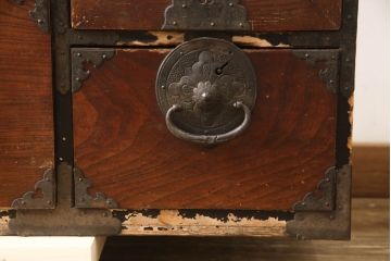 和製アンティーク　前面欅(ケヤキ)材　木地呂塗り　立派な金具が荘厳な雰囲気を醸し出す仙台箪笥(衣装箪笥、整理タンス、収納たんす、時代箪笥、引き出し)(R-066517)