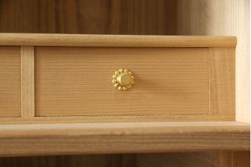 中古　伝統工芸士　岡本国昭作　赤と白の房飾りが和の雰囲気を高める紀州箪笥(胴丸、総桐箪笥、総桐たんす、着物箪笥、衣装箪笥、和タンス、引き出し、収納箪笥)(定価約140万円)(R-066519)