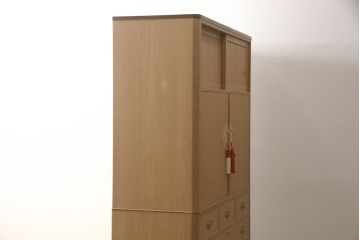 中古　伝統工芸士　岡本国昭作　赤と白の房飾りが和の雰囲気を高める紀州箪笥(胴丸、総桐箪笥、総桐たんす、着物箪笥、衣装箪笥、和タンス、引き出し、収納箪笥)(定価約140万円)(R-066519)