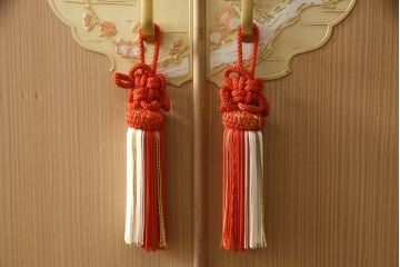 中古　伝統工芸士　岡本国昭作　赤と白の房飾りが和の雰囲気を高める紀州箪笥(胴丸、総桐箪笥、総桐たんす、着物箪笥、衣装箪笥、和タンス、引き出し、収納箪笥)(定価約140万円)(R-066519)