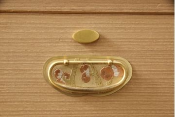 中古　伝統工芸士　岡本国昭作　赤と白の房飾りが和の雰囲気を高める紀州箪笥(胴丸、総桐箪笥、総桐たんす、着物箪笥、衣装箪笥、和タンス、引き出し、収納箪笥)(定価約140万円)(R-066519)