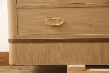 中古　伝統工芸士　岡本国昭作　赤と白の房飾りが和の雰囲気を高める紀州箪笥(胴丸、総桐箪笥、総桐たんす、着物箪笥、衣装箪笥、和タンス、引き出し、収納箪笥)(定価約140万円)(R-066519)