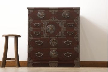 中古　美品!!　岩谷堂箪笥　菊広作　木地呂塗り　兎の意匠が施された手打ち金具が和の雰囲気を高める和タンス(和箪笥、収納箪笥、引き出し、サイドチェスト)(定価約160万円)(R-066526)
