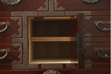 中古　美品!!　岩谷堂箪笥　菊広作　木地呂塗り　兎の意匠が施された手打ち金具が和の雰囲気を高める和タンス(和箪笥、収納箪笥、引き出し、サイドチェスト)(定価約160万円)(R-066526)