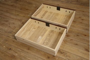 中古　美品!!　岩谷堂箪笥　菊広作　木地呂塗り　兎の意匠が施された手打ち金具が和の雰囲気を高める和タンス(和箪笥、収納箪笥、引き出し、サイドチェスト)(定価約160万円)(R-066526)