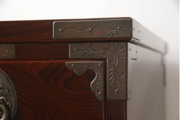 中古　美品!!　岩谷堂箪笥　菊広作　木地呂塗り　兎の意匠が施された手打ち金具が和の雰囲気を高める和タンス(和箪笥、収納箪笥、引き出し、サイドチェスト)(定価約160万円)(R-066526)