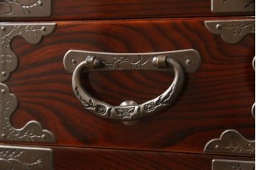 中古　美品!!　岩谷堂箪笥　菊広作　木地呂塗り　兎の意匠が施された手打ち金具が和の雰囲気を高める和タンス(和箪笥、収納箪笥、引き出し、サイドチェスト)(定価約160万円)(R-066526)