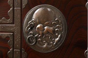 中古　美品!!　岩谷堂箪笥　菊広作　木地呂塗り　兎の意匠が施された手打ち金具が和の雰囲気を高める和タンス(和箪笥、収納箪笥、引き出し、サイドチェスト)(定価約160万円)(R-066526)