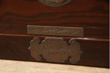 中古　美品!!　岩谷堂箪笥　菊広作　木地呂塗り　兎の意匠が施された手打ち金具が和の雰囲気を高める和タンス(和箪笥、収納箪笥、引き出し、サイドチェスト)(定価約160万円)(R-066526)