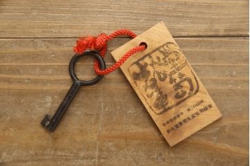 中古　美品!!　岩谷堂箪笥　菊広作　木地呂塗り　兎の意匠が施された手打ち金具が和の雰囲気を高める和タンス(和箪笥、収納箪笥、引き出し、サイドチェスト)(定価約160万円)(R-066526)