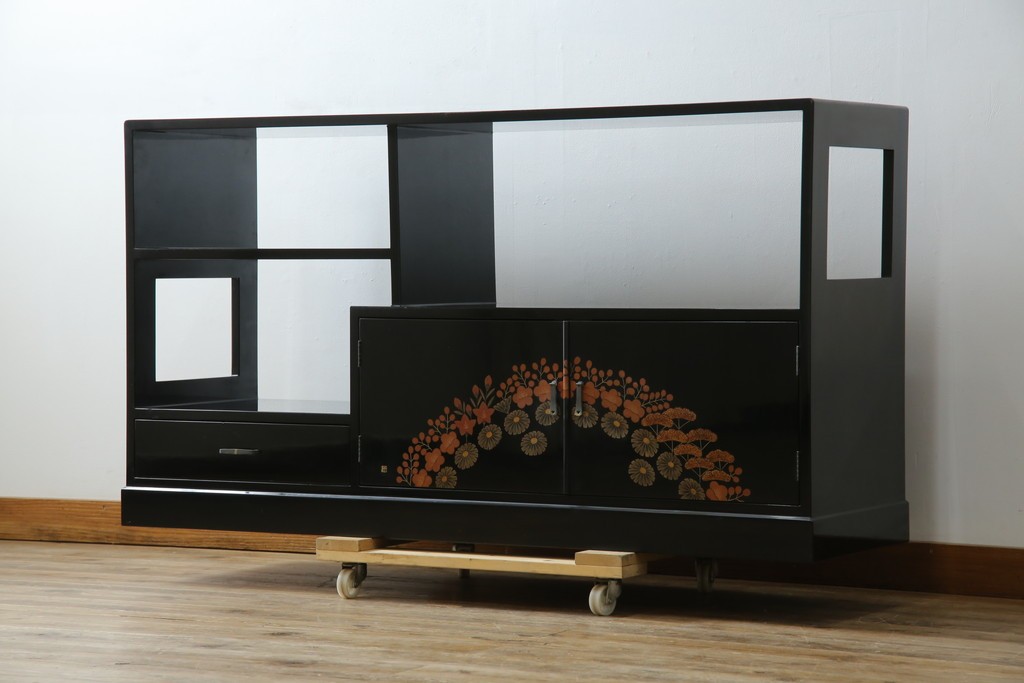 中古　美品!!　輪島塗り　繊細なタッチで描かれた花の意匠が雅な雰囲気を醸し出す茶棚　(R-066527)