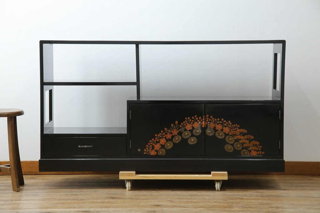 中古　美品!!　輪島塗り　繊細なタッチで描かれた花の意匠が雅な雰囲気を醸し出す茶棚　(R-066527)