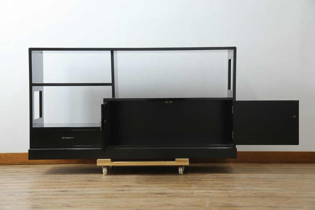 中古　美品!!　輪島塗り　繊細なタッチで描かれた花の意匠が雅な雰囲気を醸し出す茶棚　(R-066527)