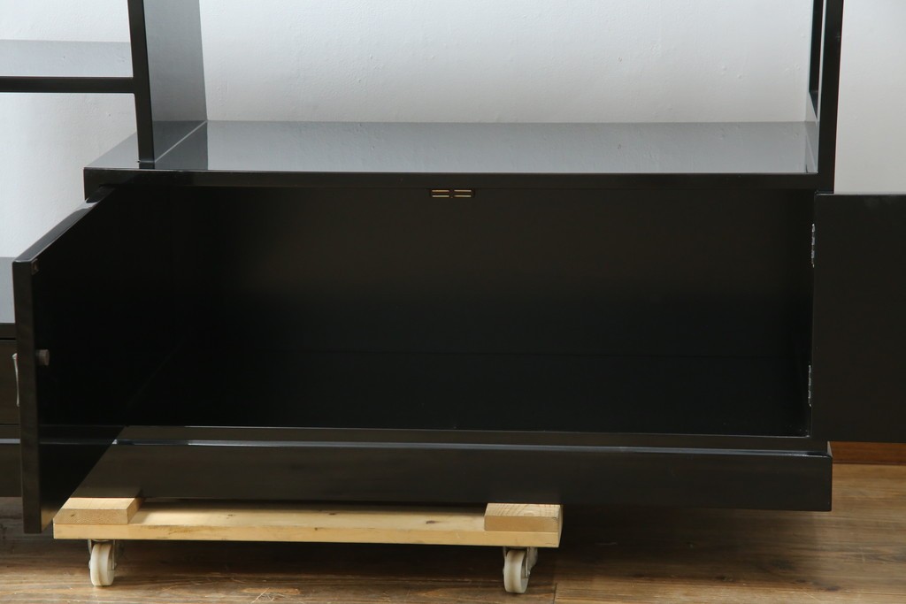 中古　美品!!　輪島塗り　繊細なタッチで描かれた花の意匠が雅な雰囲気を醸し出す茶棚　(R-066527)