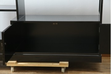 中古　美品!!　輪島塗り　繊細なタッチで描かれた花の意匠が雅な雰囲気を醸し出す茶棚　(R-066527)